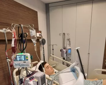 Foto: Dincolo de întuneric: Luptă cu cancerul de la 2 ani, drama unui tânăr care nu se lasă răpus de boală