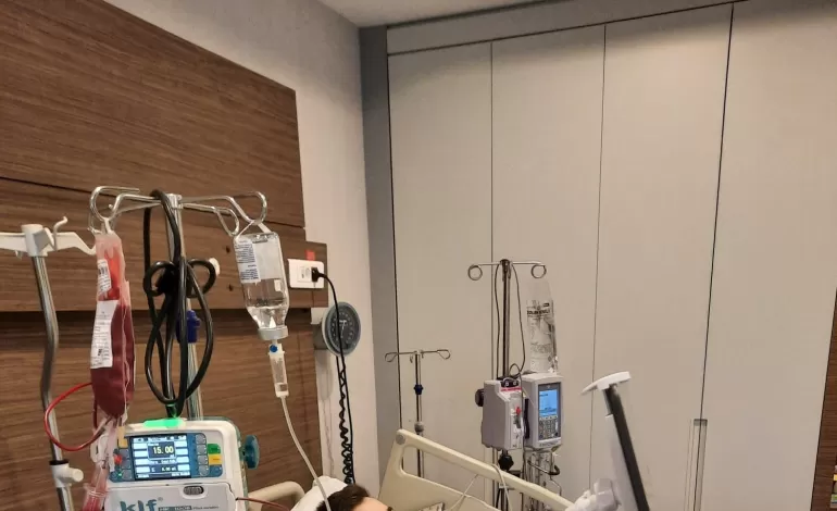 Foto: Dincolo de întuneric: Luptă cu cancerul de la 2 ani, drama unui tânăr care nu se lasă răpus de boală