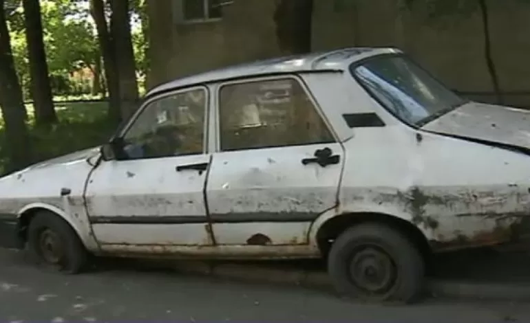 Foto: Mașini abandonate ridicate de pe domeniul public al Craiovei
