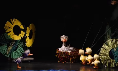 Foto: „Rățușca cea urâtă“ și „Zâna Tăiețeilor“, la final de martie pe scena Colibri
