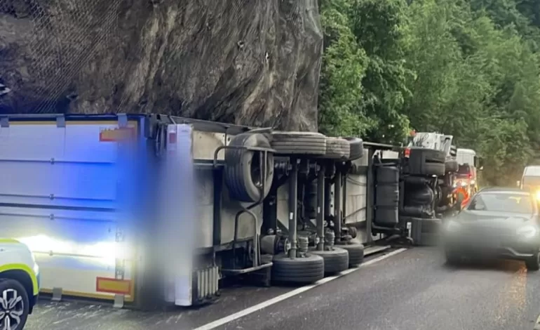Foto: Tir răsturnat la Călimănești