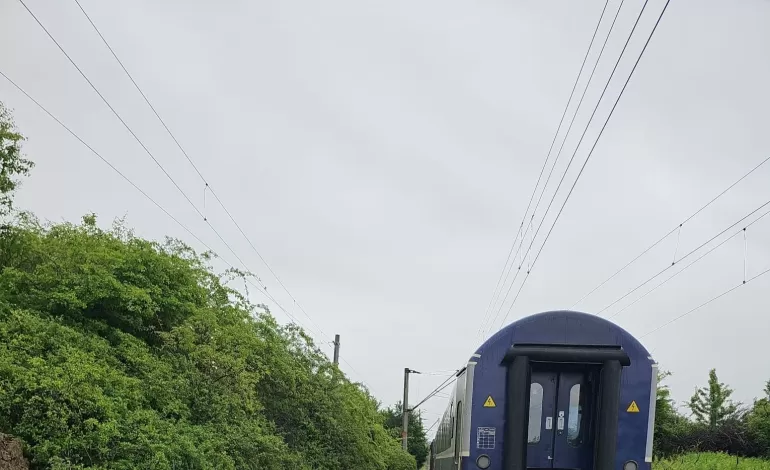 Foto: Mașină lovită de tren în comuna Prunișor