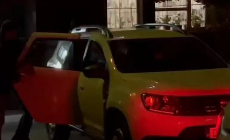 Foto: Bărbat bănuit de comiterea infracţiunilor de distrugere şi încălcarea ordinului de protecţie, reţinut de poliţişti