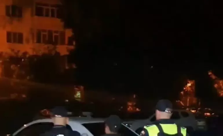 Foto: Tânăr identificat şi reţinut de poliţişti la scurt timp după ce ar fi sustras bunuri dintr-un autoturism