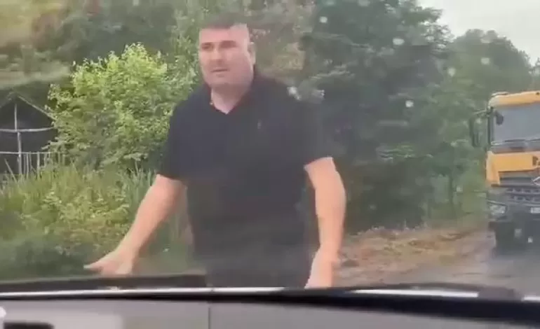 Foto: Bătaie electorală la Secu: primarul Marian Victor Dan, caftit de tatăl contracandidatului său