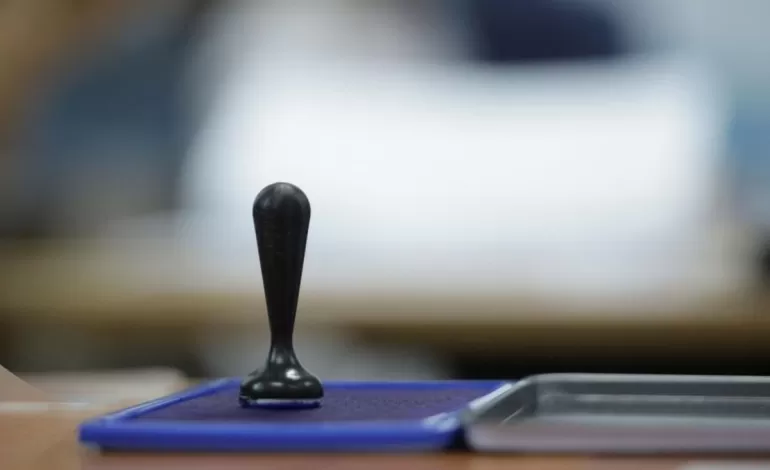 Foto: Sancţionat contravenţional pentru fotografierea buletinului de vot
