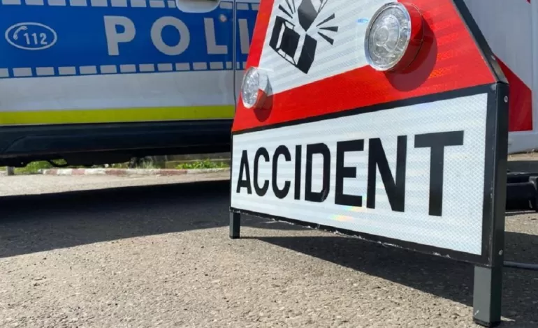 Foto: Implicat într-un accident de circulaţie, după ce ar fi condus, deşi nu deţinea permis, un autoturism sustras