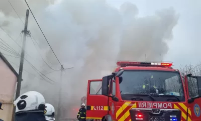 Foto: Două case și o anexă gospodărească, cuprinse de flăcări. Două victime primesc îngrijiri medicale