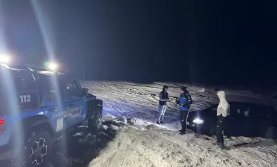 Foto: Trei tineri din Olt au rămas cu mașina în zăpadă