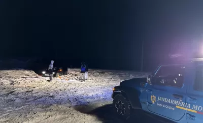Foto: Trei tineri din Olt au rămas cu mașina în zăpadă
