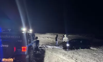 Foto: Trei tineri din Olt au rămas cu mașina în zăpadă