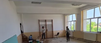 Foto: Patru elevi puși să care moloz ca să nu rămână corigenți. Ancheta declanșată la școala din Apele Vii