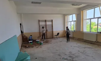 Foto: Patru elevi puși să care moloz ca să nu rămână corigenți. Ancheta declanșată la școala din Apele Vii