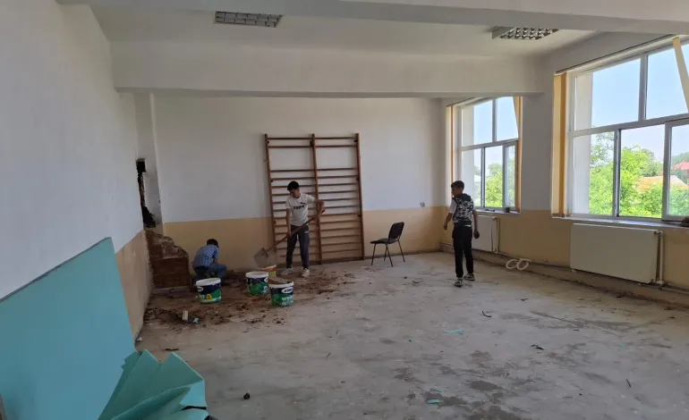 Foto: Patru elevi puși să care moloz ca să nu rămână corigenți. Ancheta declanșată la școala din Apele Vii