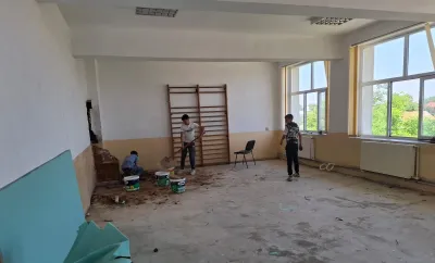 Patru elevi puși să care moloz ca să nu rămână corigenți. Ancheta declanșată la școala din Apele Vii