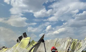Foto: Incendiu de amploare la o hală cu paleți din lemn în satul Ungureni, comuna Ghercești