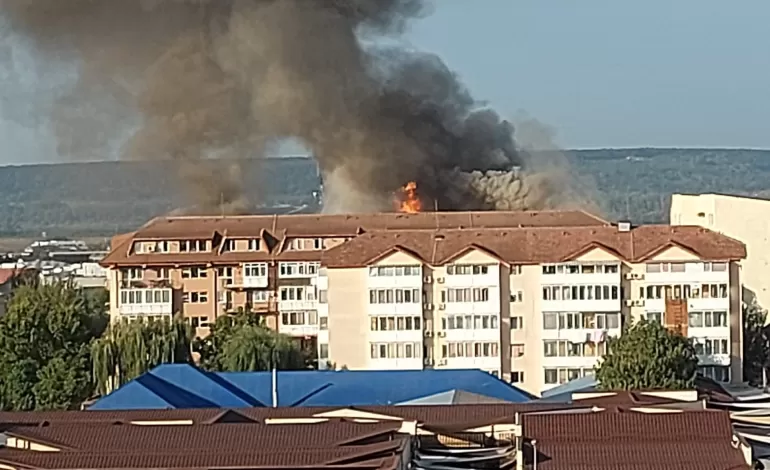 Foto: Incendiu grav la un bloc din cartierul Craiovița (VIDEO)