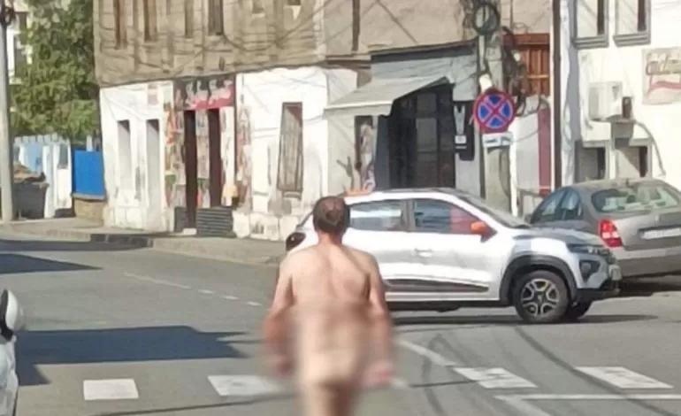 Foto: Un bărbat s-a dezbrăcat și a mers așa pe străzile din Craiova