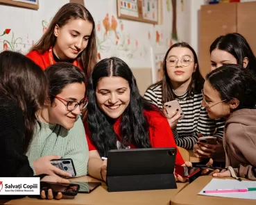Foto: Vârsta de la care copiii utilizează Internetul a scăzut semnificativ, față de 2019