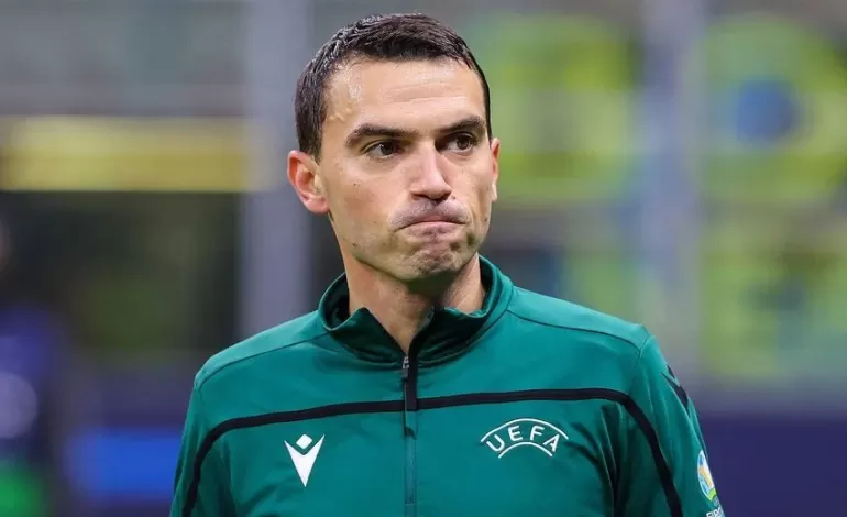 Foto: Doi arbitri români vor conduce meciuri în preliminariile EURO