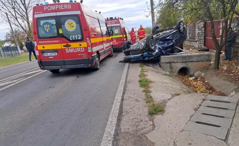 Foto: Accident în Coșoveni. S-a răsturnat cu mașina și a ajuns la spital